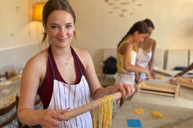 3- Cooking Making Spaghetti & Lasagna - Rolling pasta by hand in San Frediano