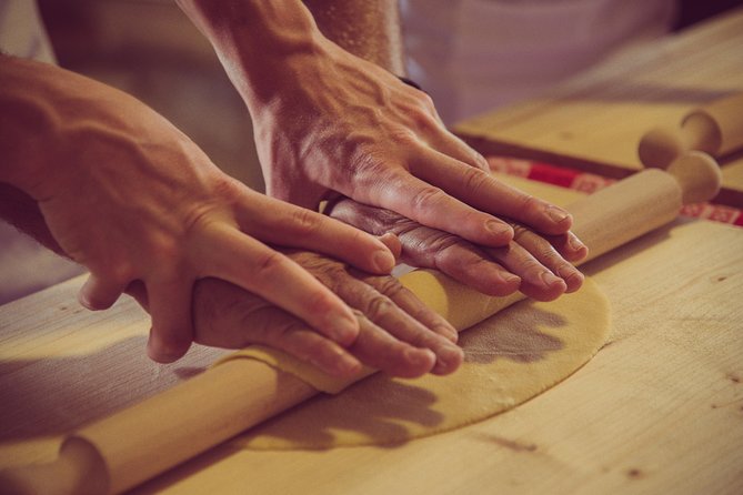 Abruzzo Traditional Pasta Making with 85y old local Grandma - Pasta alla Chitarra With Pallottine