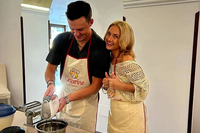Amalfi: lezione di cucina su pasta, mozzarella e tiramisù - Making mozzarella from scratch