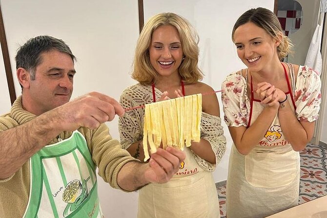 Amalfi: lezione di cucina su pasta, mozzarella e tiramisù - Rolling fresh tagliatelle with eggs and oil