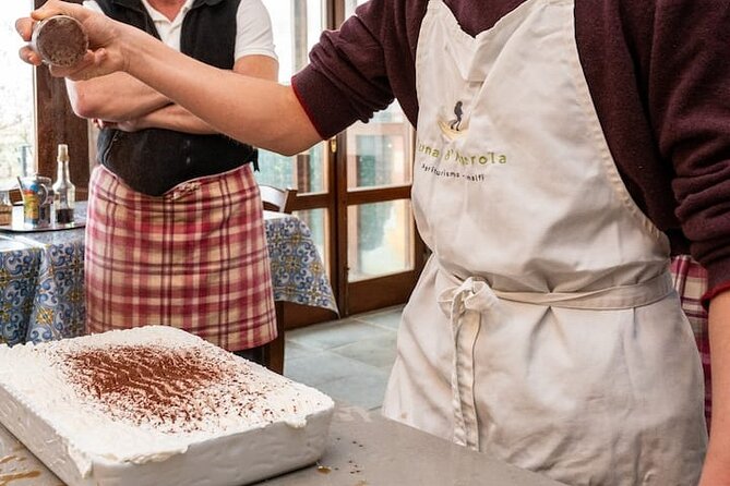 Amalfi: Milk cows, make pasta, mozzarella and tiramisu! - Rolling tagliatelle with vegetables and tomatoes