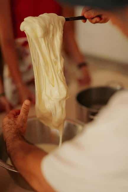 Amalfi: Tagliatelle, Mozzarella & Tiramisù Cooking Workshop - First course: making fresh mozzarella