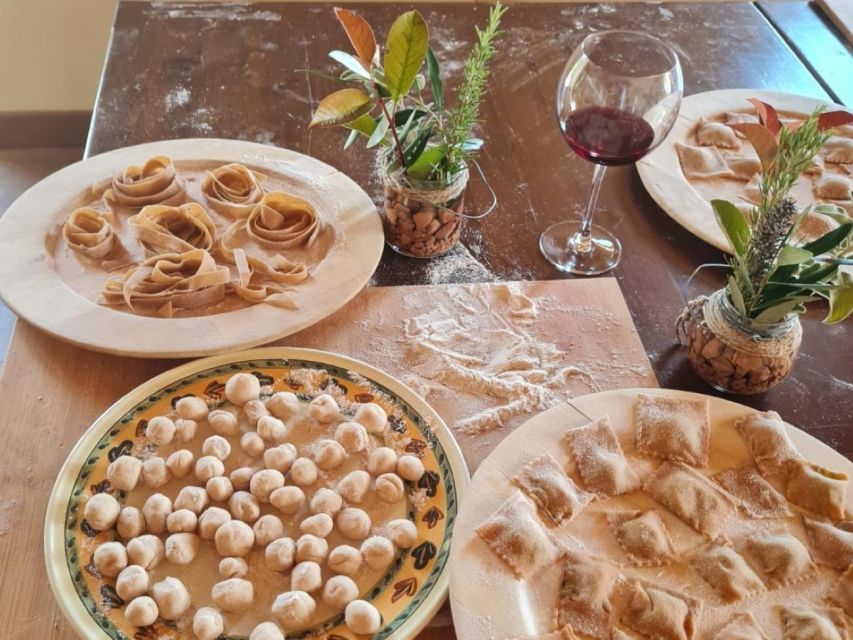 Arezzo: pasta e tiramisù cooking class organic Tuscan farm - Cooking fresh pasta at an organic farm near Arezzo