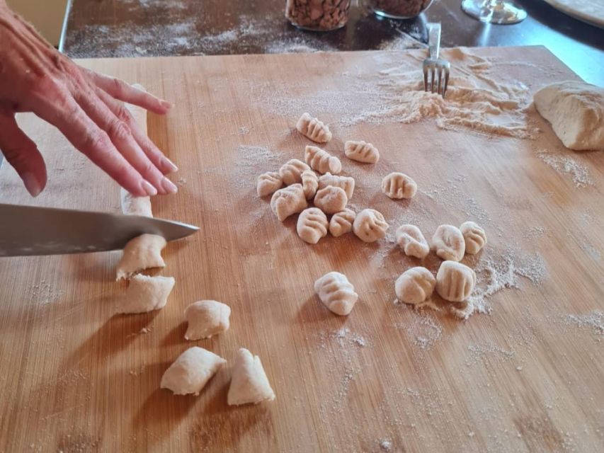 Arezzo: pasta e tiramisù cooking class organic Tuscan farm - A shared Tuscan lunch with organic wine