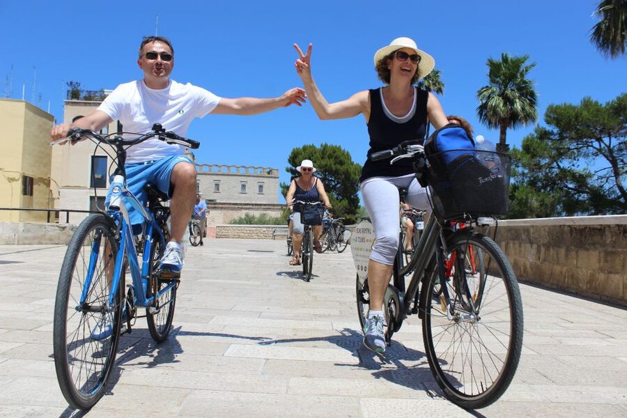 Bari: Bike Tour & Pasta Making Experience - Entering a local home for the pasta lesson