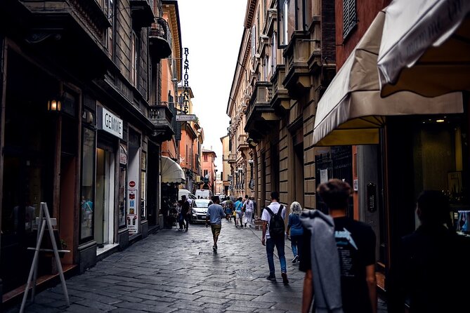 Bologna Food & Market Tour with 6 Tastings, Pasta, Wines & More - A look inside Basilica di San Petronio