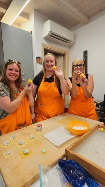 Bologna: Pasta Cooking Class, Ragu & Wine with Local Host - Pol the cat and the personal touch