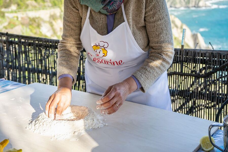 Cinque Terre: Gnocchi & Pesto cooking class with seaview - Cooking gnocchi above the Cinque Terre coast