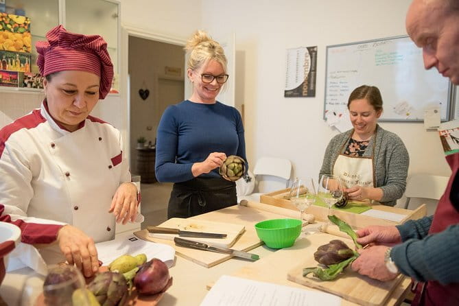 Cooking class and home made pasta in Florence with LA VIVANDIERA! - Making pasta with a rolling pin
