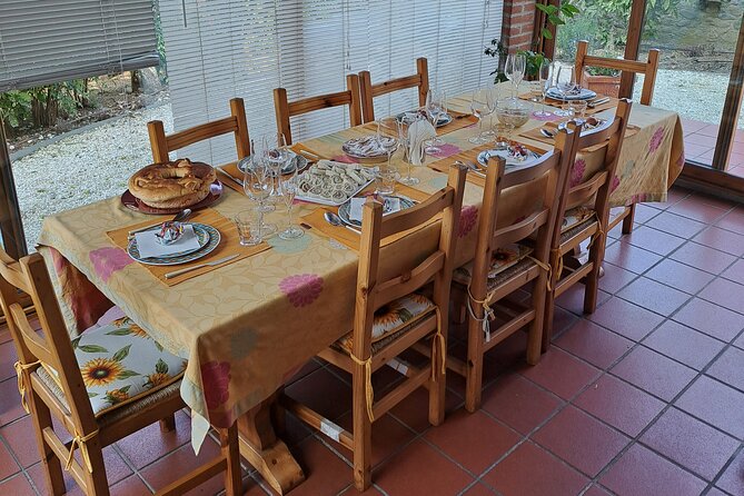 Cooking class in a garden: handmade pasta - Sitting down to eat what you made