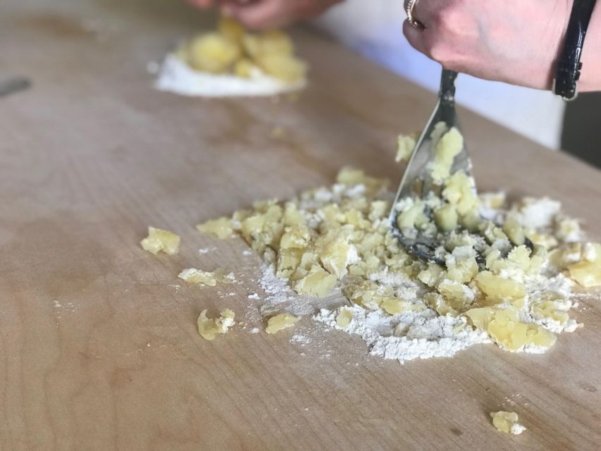 Discover the old market and make fresh pasta - Choosing ingredients with the chef
