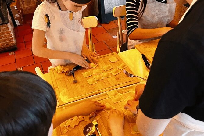 Fettuccine Pasta Cooking Class in Rome City Center - What the two-hour schedule feels like