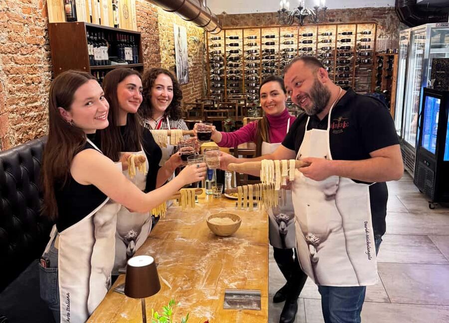 Florence Cooking Class: Ravioli & Pasta & Wine + Gift Apron - Who should book this experience