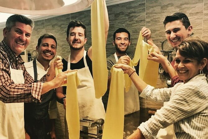 Hands on Deluxe Traditional 4-course dinner with fresh pasta - An Italian dinner that begins at the cutting board