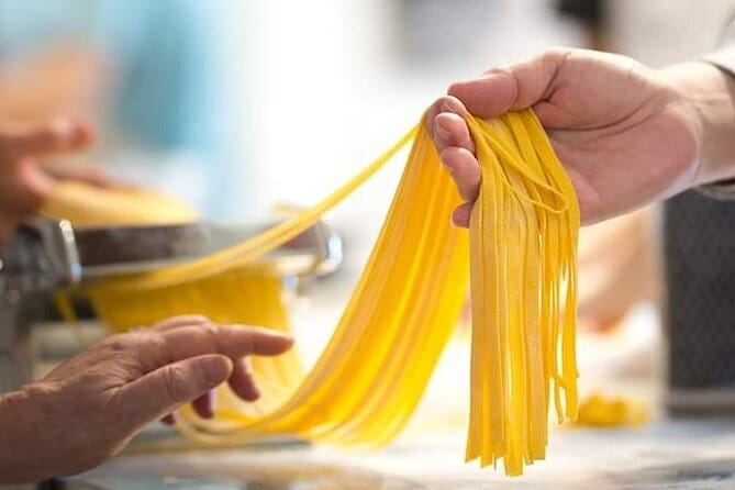 Hands on Deluxe Traditional 4-course dinner with fresh pasta - Group size, pace, and standing