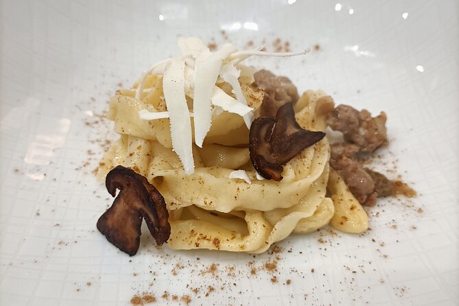 Lezione di Cucina : Pasta Fresca - Tagliatelle keeps the technique plain and clear