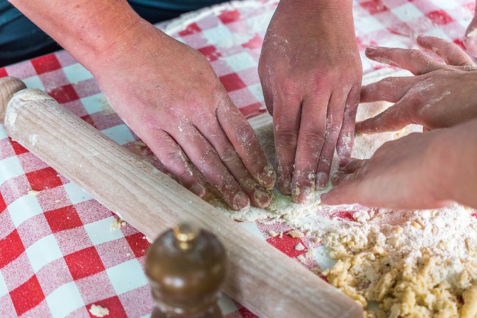 Like a real Chef! Pasta and Pizza with tradional tomato souce! - Who will get the most from this class