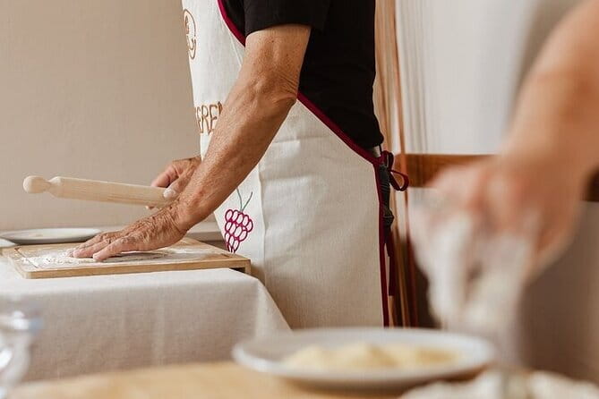 MaMa Florence: The Art of Corzetti - Hands-On Pasta Class - Preparing spinach and ricotta tortelli
