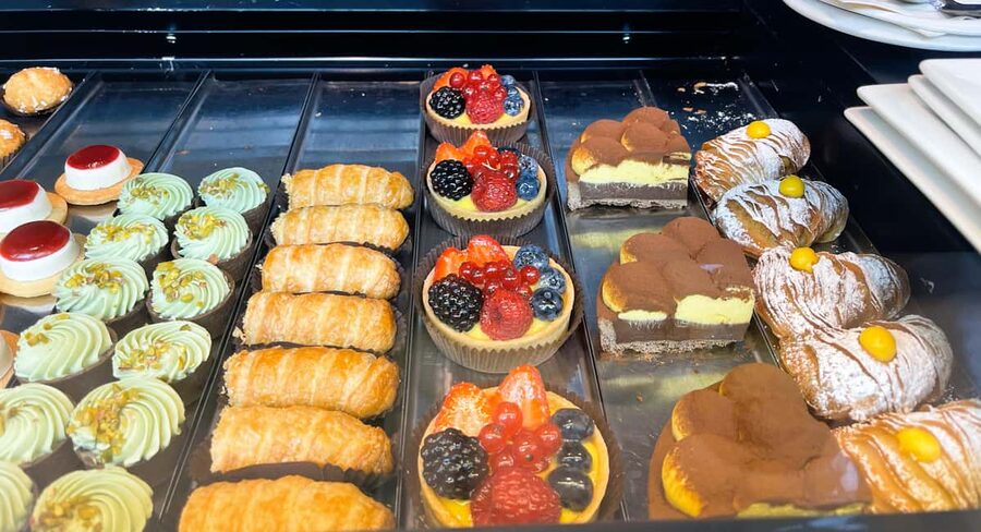 Milan: Food Tour with Pasta, Pizza, Cannoli, and Tiramisu! - Bakery stops: pizza, cannoli, and the pleasure of small portions