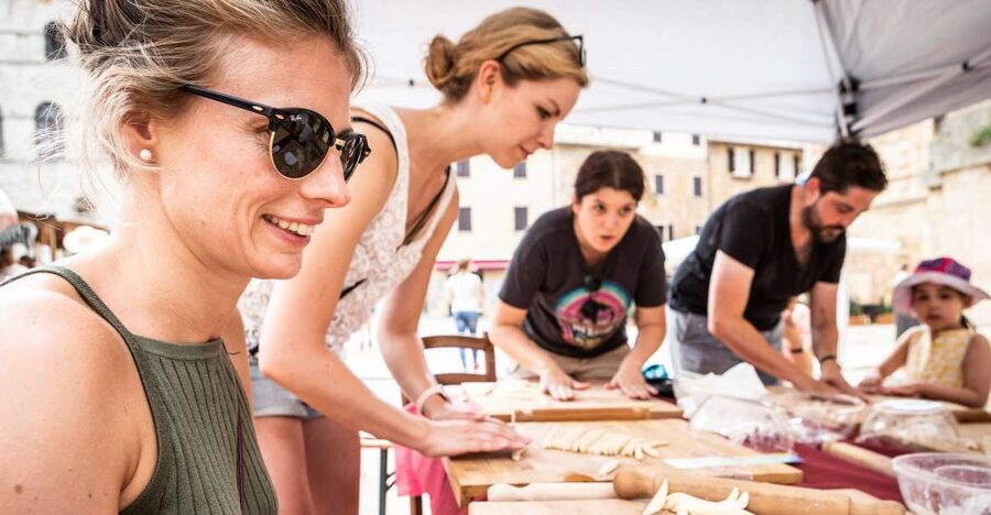 Montepulciano: Pasta-Making Class with Tasting and Wine - The farmhouse setting is part of the experience