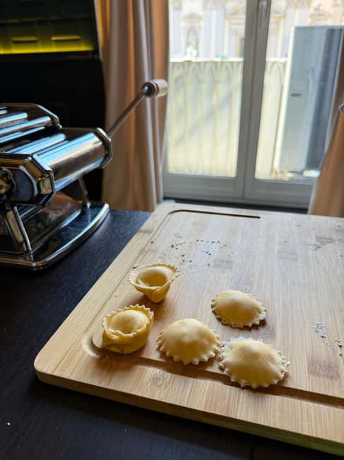 Napolitan Secrets: Pasta & Tiramisù Class for Food Lovers - Languages, pace, and practical timing