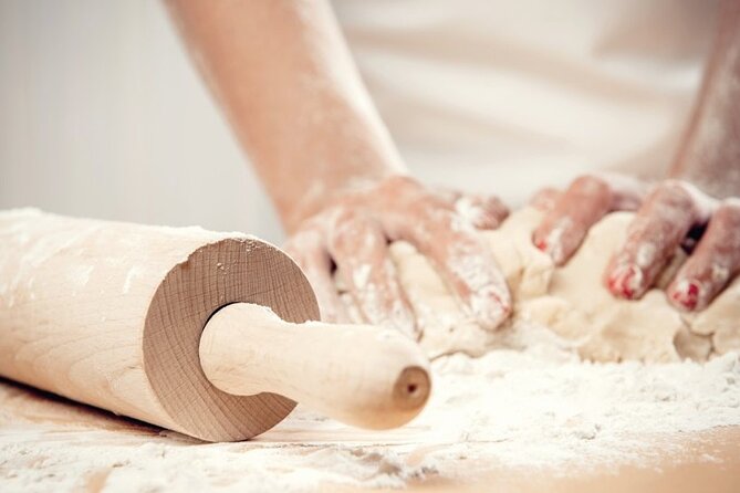 Neapolitan pasta homemade Cooking Lesson - Rolling pasta by hand instead of using machinery