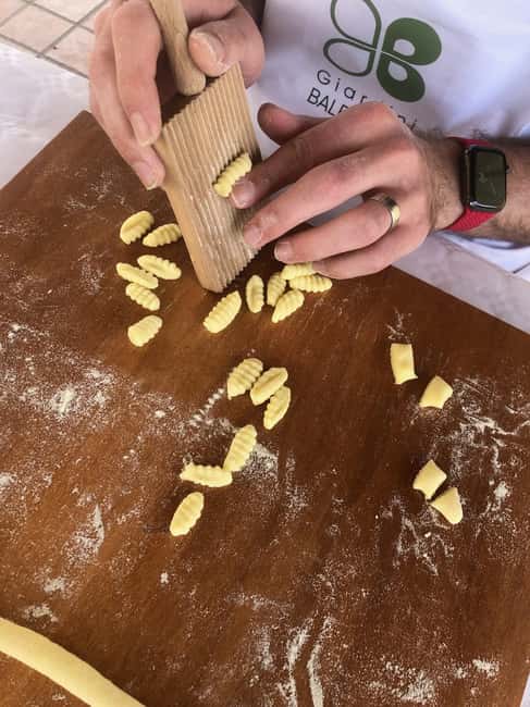 Pasta Cooking Class in a Garden near Pompeii - Making fresh pasta with Sabrina and Rosalba