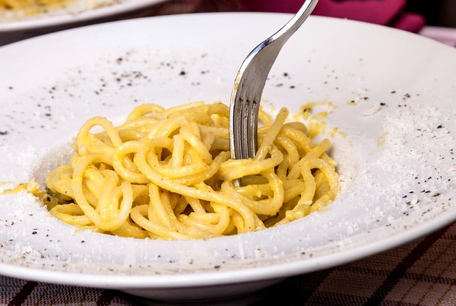 Pasta, Pizza & Gelato Food Tour in the Heart of Ancient Rome - First stop: a family-run grocery and tasting counter
