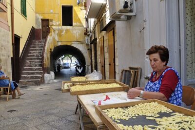 People of Bari unusual guided tour with pasta making at Grandma house