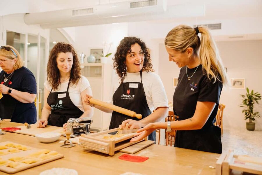 Rome: Fresh Pasta-Making Class with Wine and Gelato - Prosecco, appetizers, and the first pasta lesson