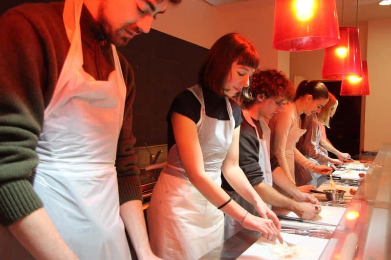 Rome: Lasagna, Fettuccine Pasta & Tiramisu Cooking Class - A social start with music, chefs, and a glass of Prosecco