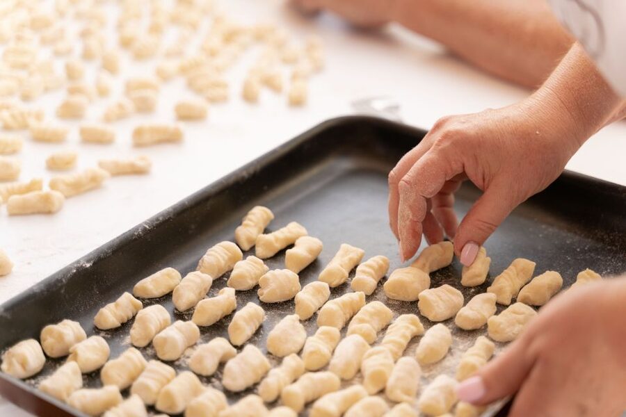 Rome: Pasta and Tiramisu Class at a Local's Home - The hosts make the atmosphere matter