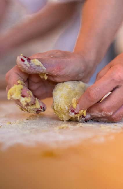 Rome: pasta and tiramisu cooking class in the city center - What happens during the two-hour lesson