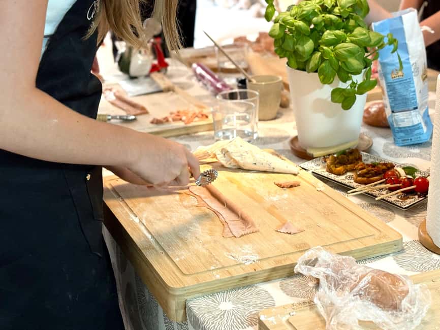 Valencia: Fresh Pasta Workshop with Lunch/Dinner in the Center - Key points to know before booking