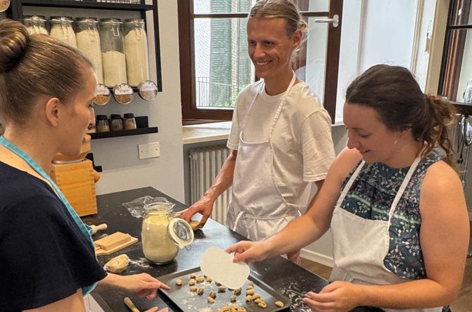 Vegan Pasta in Verona in a family home Kitchen - Milling flour gives the lesson a real starting point
