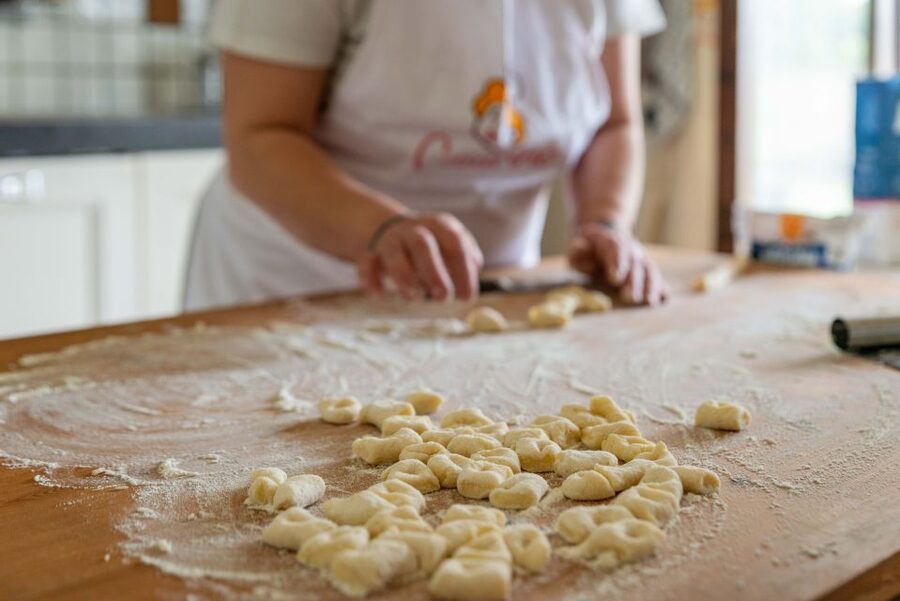 Venice: Pasta and Tiramisu Cooking Class at a Local's Home - Cooking pasta in a Venetian home